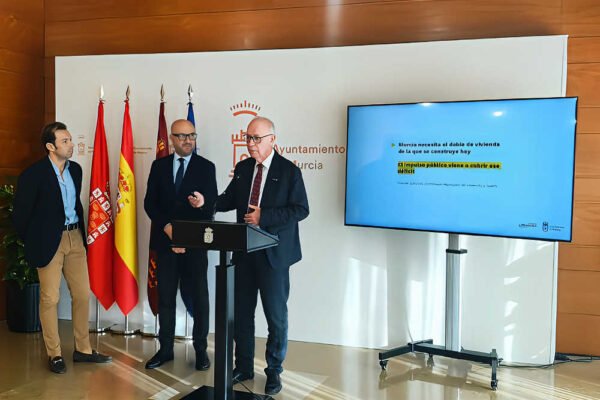 Concejales Antonio Navarro y José Francisco Muñoz junto al responsable de Urbamusa presentan las 325 viviendas protegidas, con 15 en Beniaján, en el Ayuntamiento de Murcia