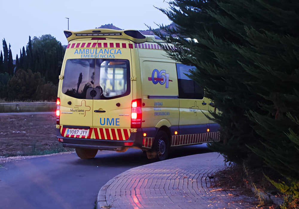Ambulancia en Beniaján tras rescatar a un hombre de un brazal