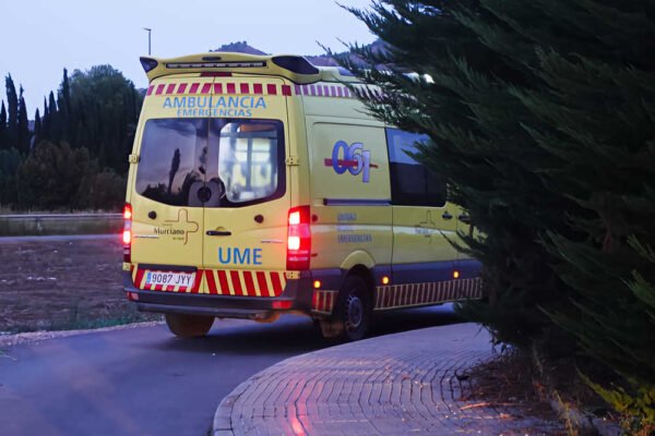 Ambulancia en Beniaján tras rescatar a un hombre de un brazal