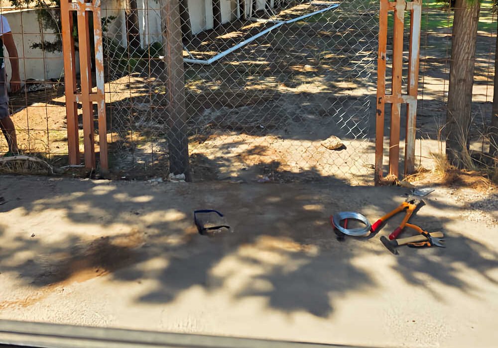 Vallado del campo de fútbol de Beniaján durante los trabajos de reparación