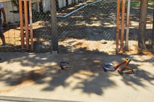 Vallado del campo de fútbol de Beniaján durante los trabajos de reparación