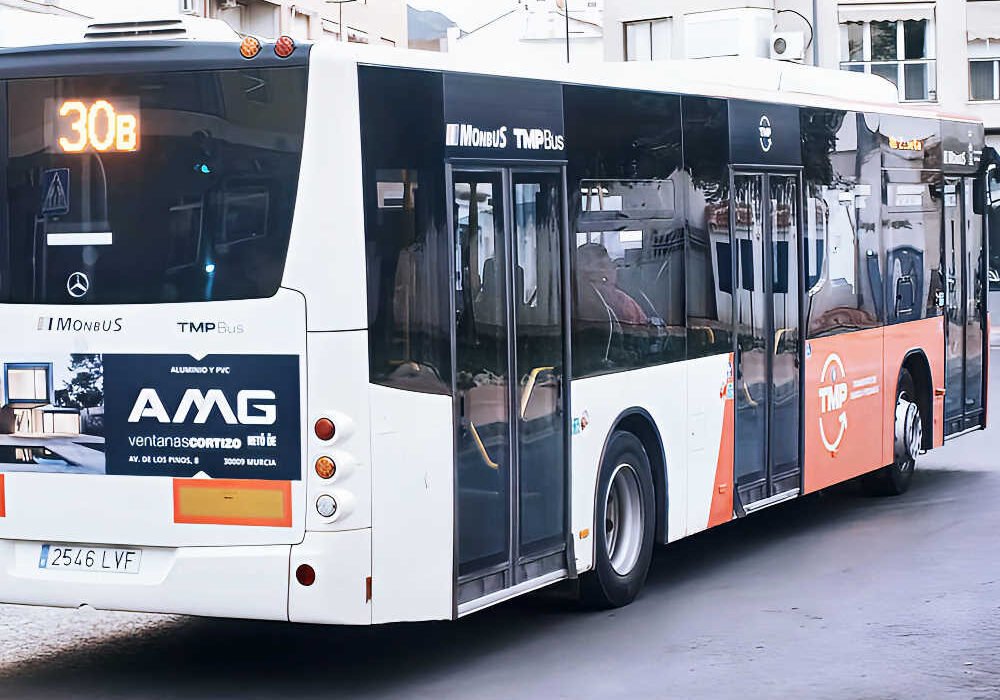 Autobús de la línea 30 de Murcia a su paso por Beniaján
