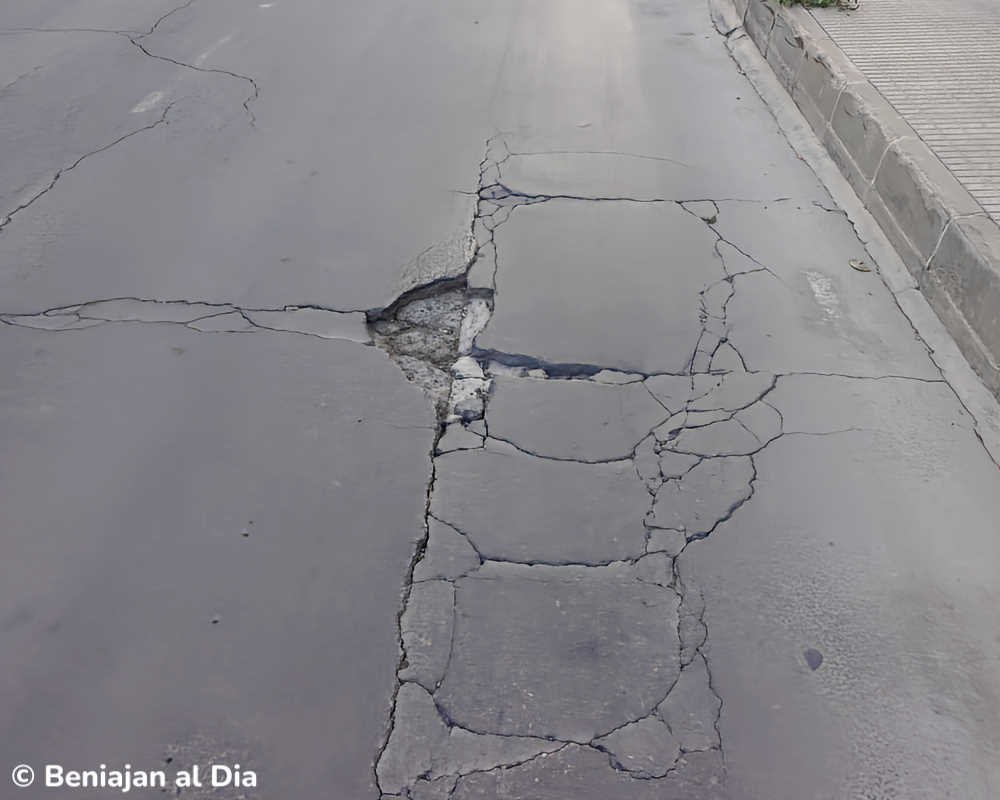 Bache de grandes dimensiones en la calzada de la calle Algezares de Beniaján, Murcia