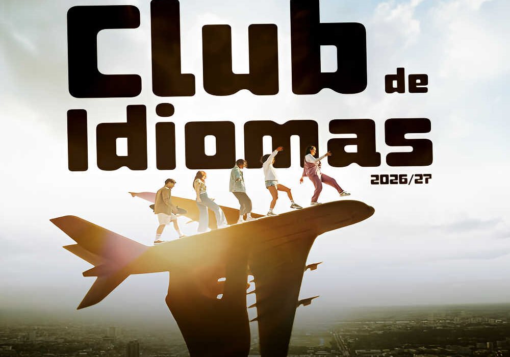 Cartel del Club de Idiomas Murcia 2026/27 con cinco jóvenes sobre un avión