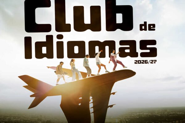 Cartel del Club de Idiomas Murcia 2026/27 con cinco jóvenes sobre un avión