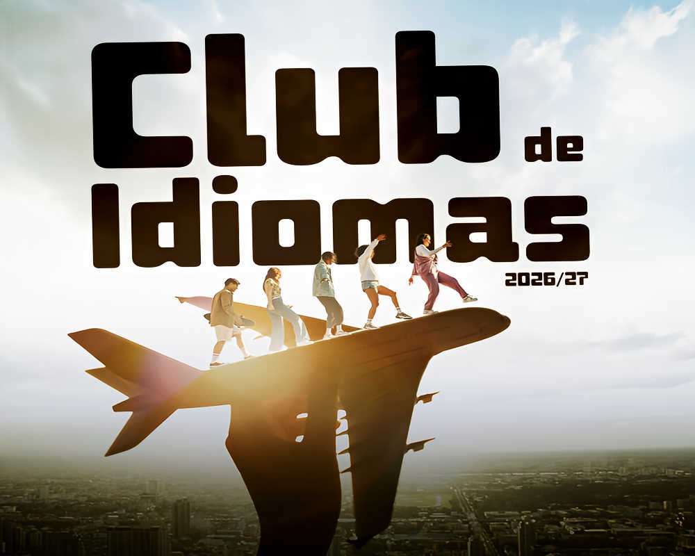 Cartel del Club de Idiomas Murcia 2026/27 con cinco jóvenes sobre un avión