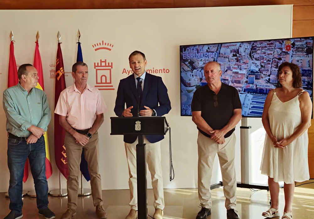 Marco Antonio Fernández junto a los presidentes de las juntas municipales de Beniaján, Zarandona y Guadalupe