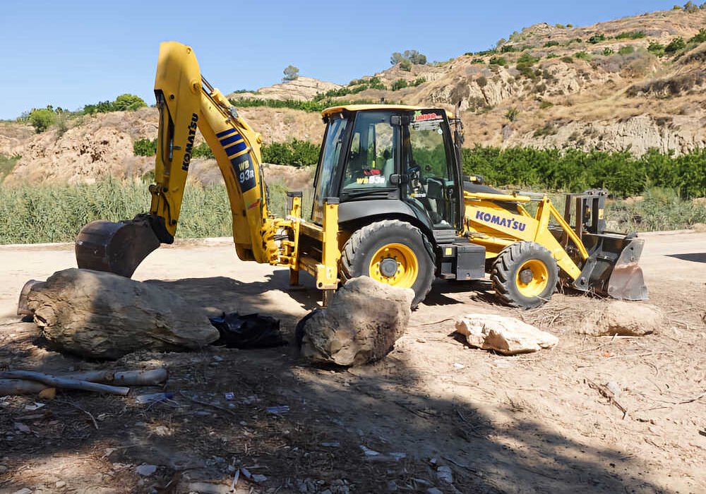 Excavadora realizando labores de limpieza en la rambla del Garruchal