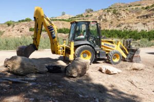 Excavadora realizando labores de limpieza en la rambla del Garruchal
