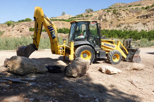 Excavadora realizando labores de limpieza en la rambla del Garruchal