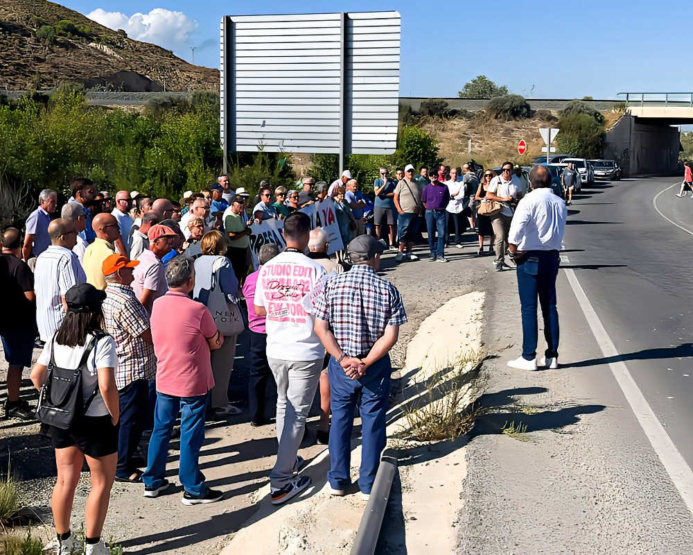 Panorámica de los manifestantes durante la concentración por la presa de Tabala en Zeneta