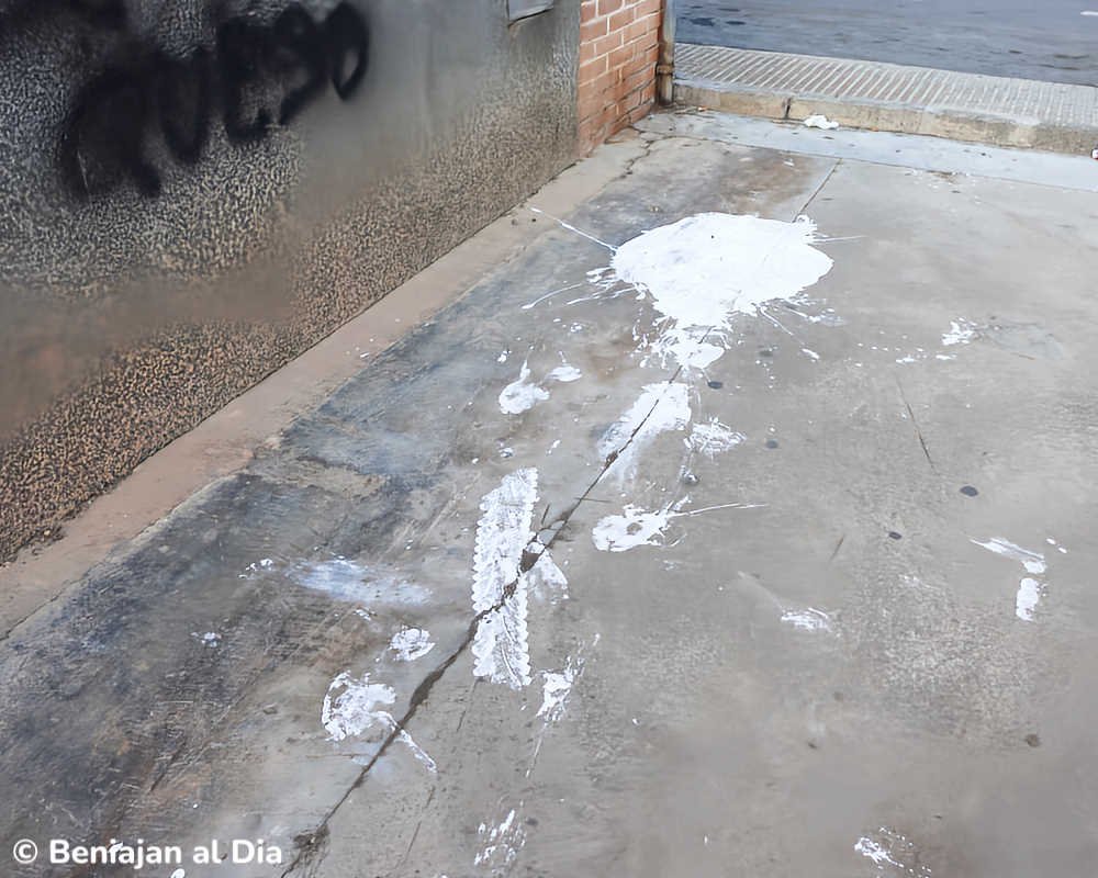 Gran mancha de pintura vertida sobre el pavimento en una calle de Beniaján, Murcia