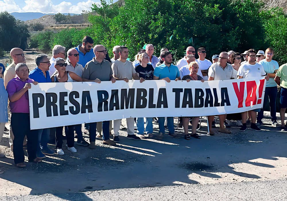 Manifestantes sostienen una pancarta con el lema «¡Presa de Tabala ya!» durante la concentración en Zeneta
