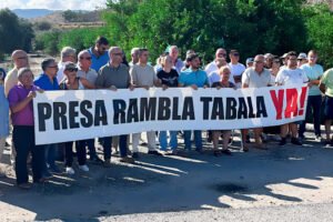 Manifestantes sostienen una pancarta con el lema «¡Presa de Tabala ya!» durante la concentración en Zeneta