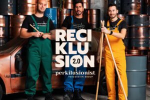 Cartel oficial de Reciklusión 2.0 de Perkilusionist con los tres percusionistas en el Auditorio de Beniaján