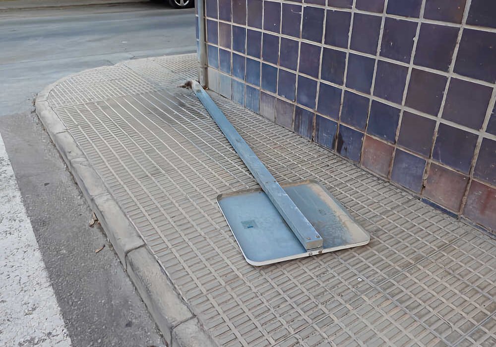 Señal de tráfico rota y tirada en la acera de la calle Pedáneo Vicente Ruiz de Beniaján, Murcia