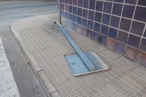 Señal de tráfico rota y tirada en la acera de la calle Pedáneo Vicente Ruiz de Beniaján, Murcia