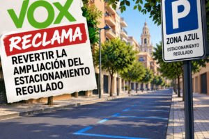 Ilustración de una calle de Murcia con plazas de estacionamiento regulado vacías y un cartel de VOX que reclama revertir su ampliación