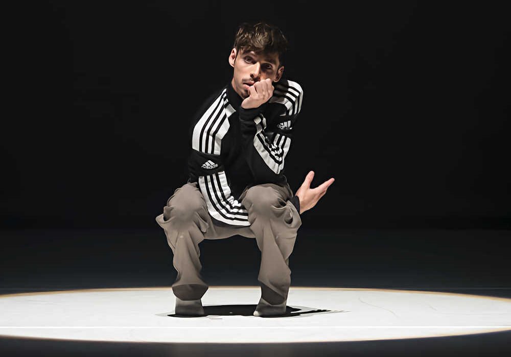 Miguel Jiménez, creador e intérprete de la obra de danza-teatro Être, en una imagen promocional del espectáculo que se representará en el Auditorio de Beniaján