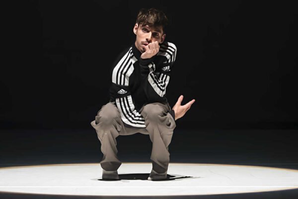 Miguel Jiménez, creador e intérprete de la obra de danza-teatro Être, en una imagen promocional del espectáculo que se representará en el Auditorio de Beniaján