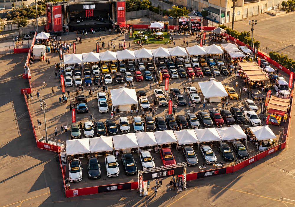Vista aérea de Motorlife Fest 2026 en Murcia, con vehículos de ocasión, carpas y zona de exposición en La FICA.