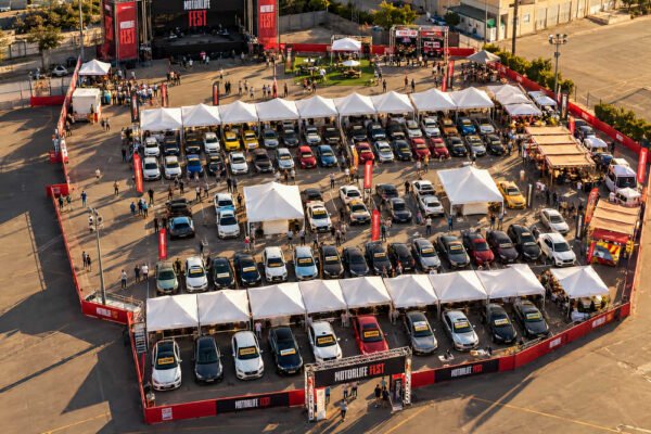 Vista aérea de Motorlife Fest 2026 en Murcia, con vehículos de ocasión, carpas y zona de exposición en La FICA.