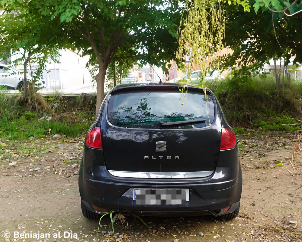 Vista trasera del Seat Altea accidentado en la Vía Verde de Beniaján, Murcia.