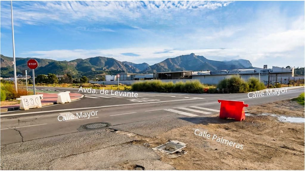 Vista general del cruce de la nueva Avenida de Levante con Calle Mayor y Calle Palmeras en San José de la Vega, donde los pasos peatonales carecen de continuidad accesible.