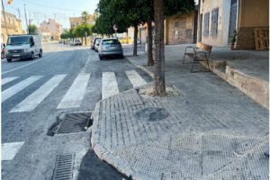 Paso de peatones y acera con bordillo no accesible en el cruce de la Avenida de Murcia con la Calle Caridad en Los Ramos, Murcia.