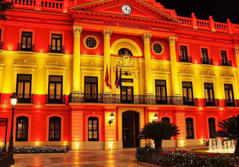 Ayuntamiento de Murcia iluminado con los colores de la bandera de España por la Fiesta Nacional 2026
