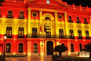 Ayuntamiento de Murcia iluminado con los colores de la bandera de España por la Fiesta Nacional 2026