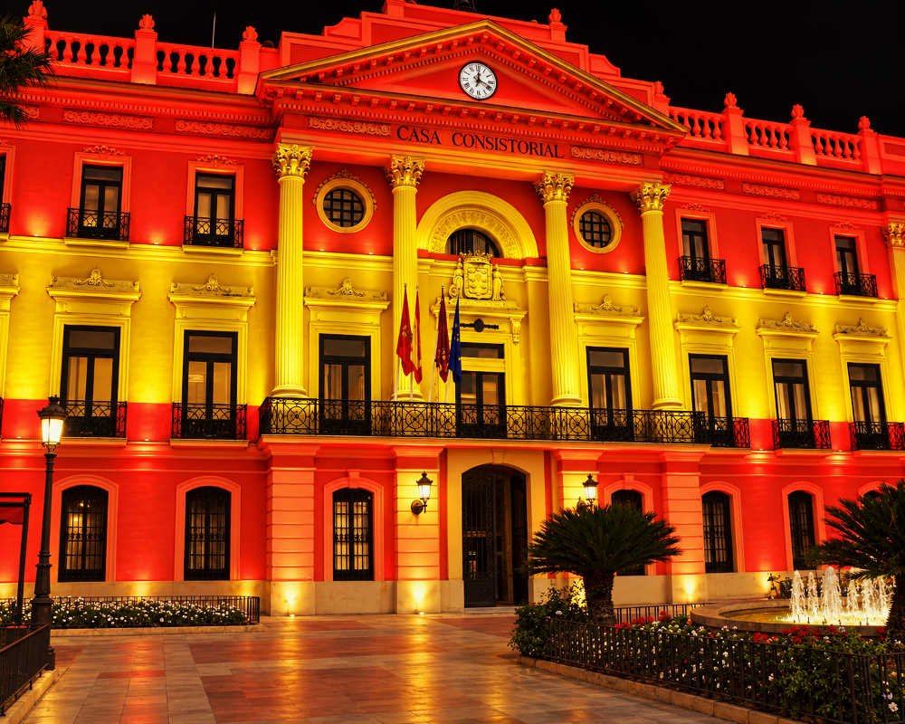 Ayuntamiento de Murcia iluminado con los colores de la bandera de España por la Fiesta Nacional 2026