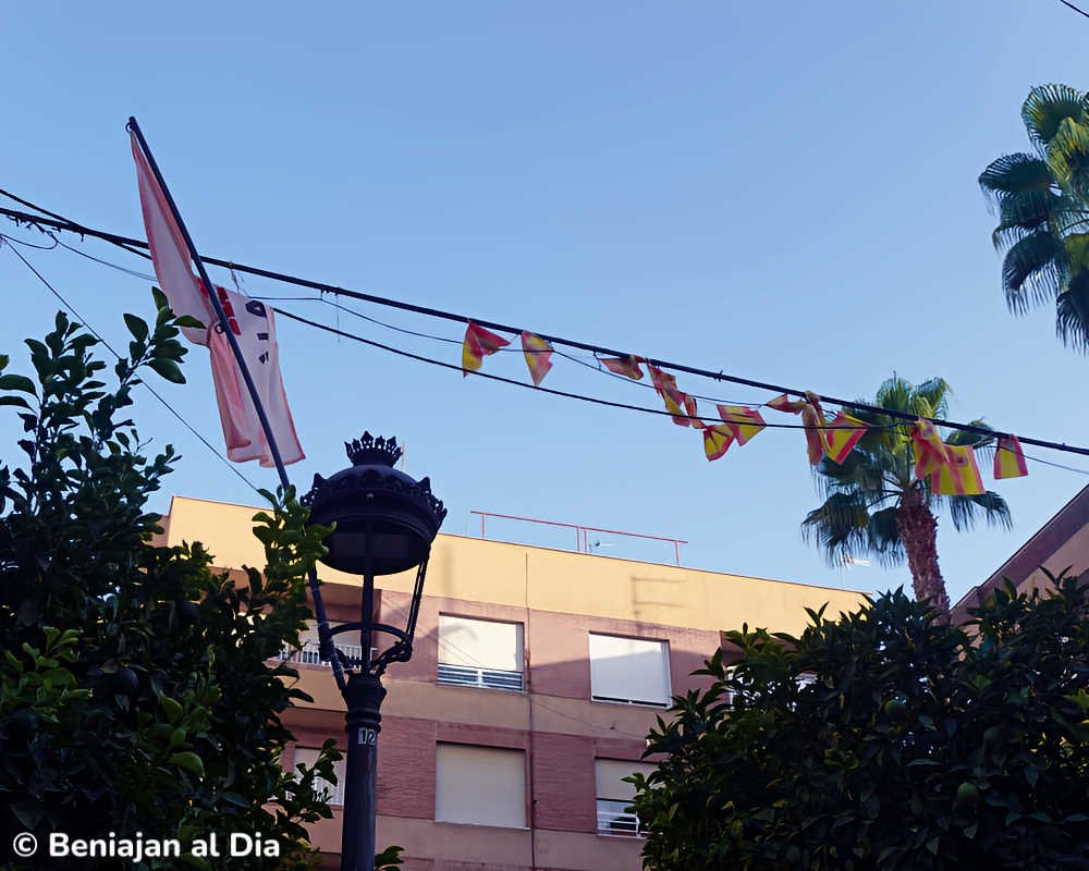 Banderas de España enrolladas en el cableado de la calle Mayor de Beniaján tras las fiestas del Carmen.