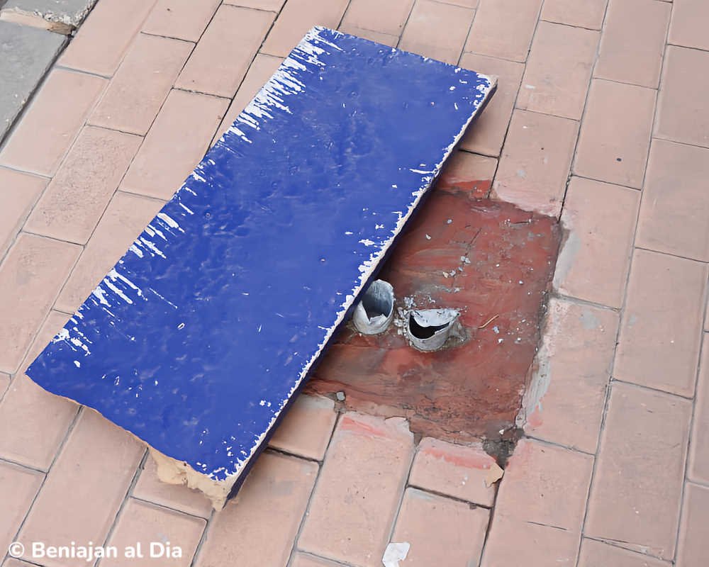 Base de una señal vandalizada en Beniaján, con los anclajes arrancados del suelo