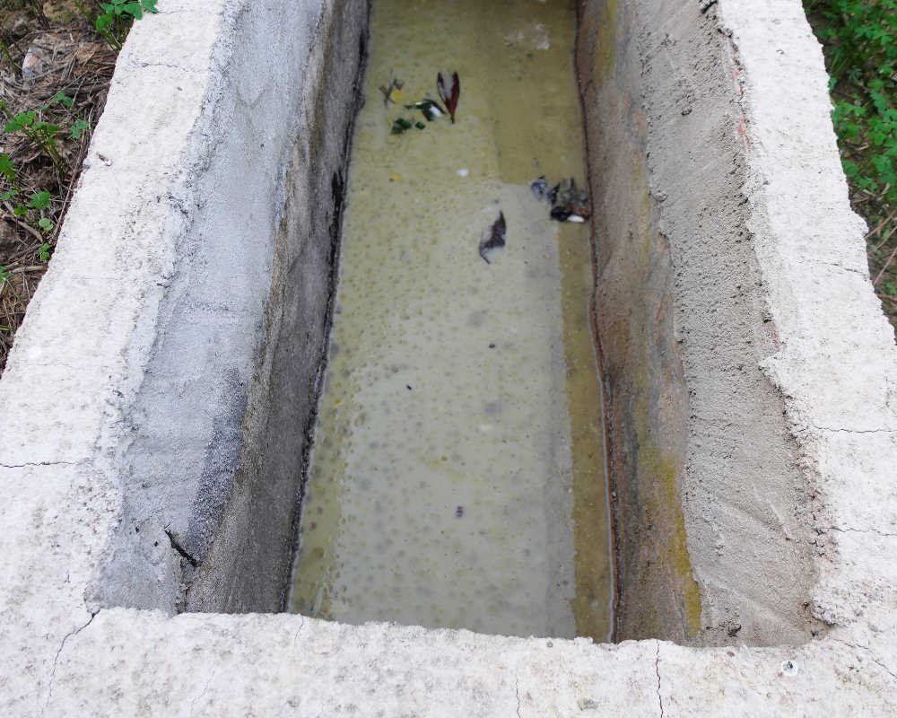Canalización de riego con agua turbia y posibles vertidos en Los Ramos, Murcia.