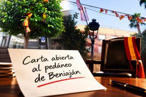 Carta abierta al pedáneo de Beniaján, con una silla de mando y banderas enredadas en árboles y cableado de la pedanía.