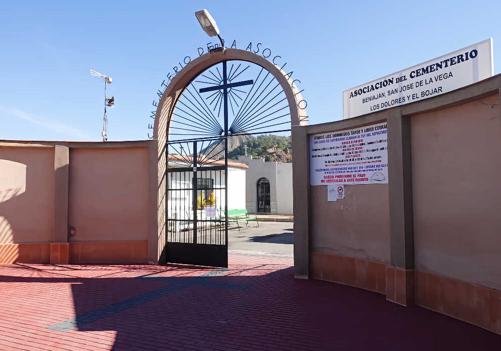 Entrada principal del Cementerio Parroquial de la Asociación de Beniaján, San José de la Vega, Los Dolores y El Bojar.