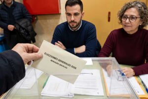 Ilustración de una mesa electoral con urna y votante durante unas elecciones generales en España
