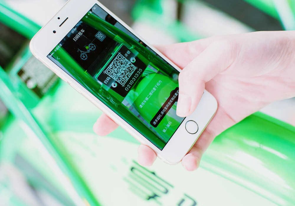Persona escaneando un código QR con un teléfono móvil, una tecnología utilizada en algunas estafas para robar datos personales y bancarios.