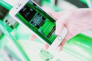 Persona escaneando un código QR con un teléfono móvil, una tecnología utilizada en algunas estafas para robar datos personales y bancarios.