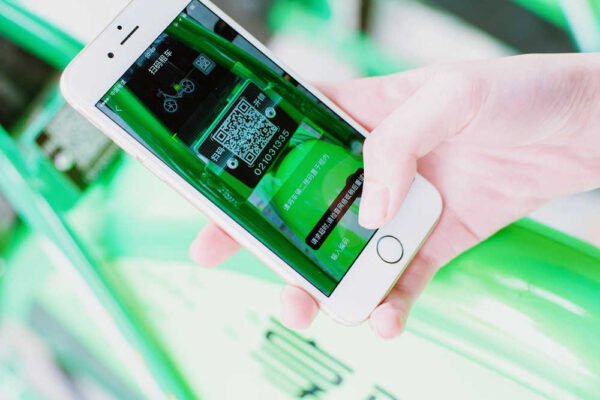 Persona escaneando un código QR con un teléfono móvil, una tecnología utilizada en algunas estafas para robar datos personales y bancarios.