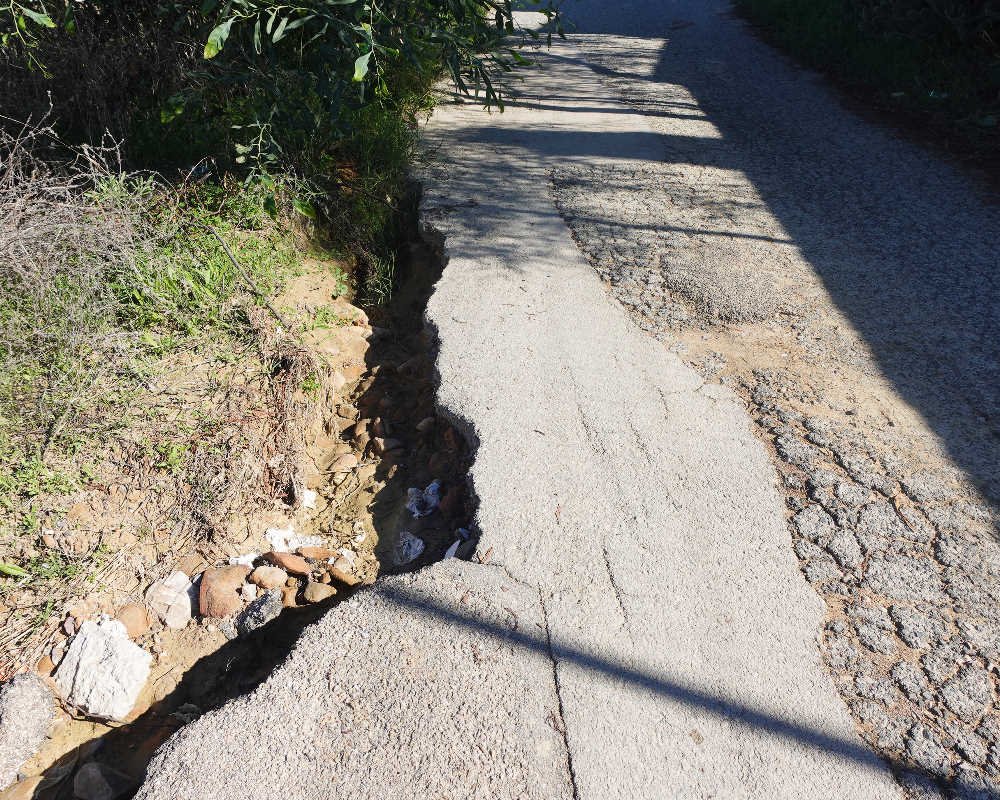 Calzada desmoronada y socavón en el lateral del Camino de San Antón en El Bojar, Beniaján