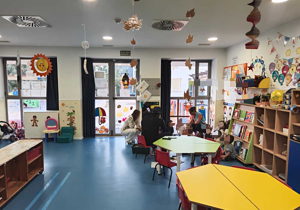 Aula de la Escuela Infantil Los Granados de Beniaján durante las actividades lúdicas del programa de inglés para niños de uno y dos años.