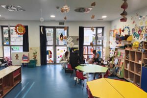 Aula de la Escuela Infantil Los Granados de Beniaján durante las actividades lúdicas del programa de inglés para niños de uno y dos años.