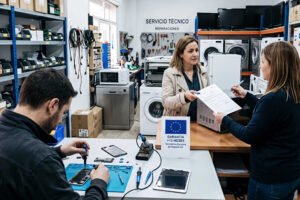 eparación de teléfonos móviles y electrodomésticos en un servicio técnico tras la nueva normativa europea que amplía la garantía de los productos reparados