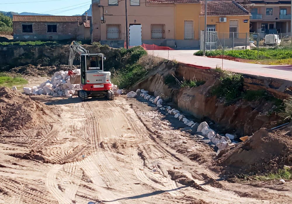 Trabajos de reposición y consolidación del talud con miniexcavadora y piedra en el carril Juanetes de San José de la Vega, Murcia.