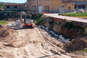 Trabajos de reposición y consolidación del talud con miniexcavadora y piedra en el carril Juanetes de San José de la Vega, Murcia.