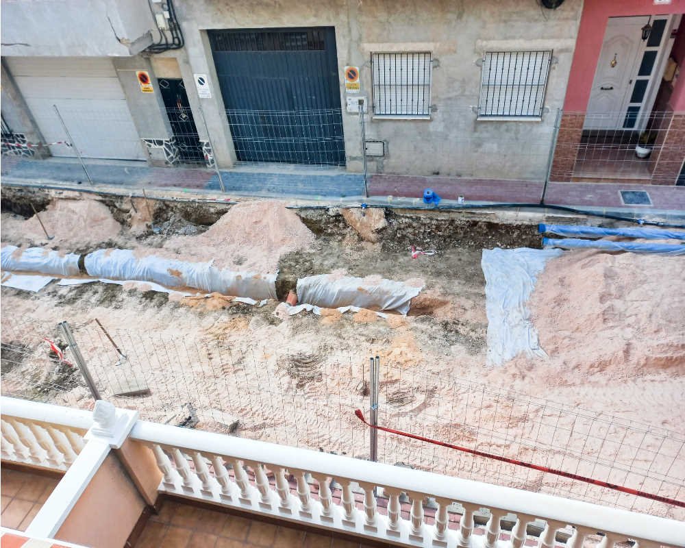 Zanja abierta de fachada a fachada durante las obras de renovación integral de la calle Pedro Valdivia en 2024, San José de la Vega.