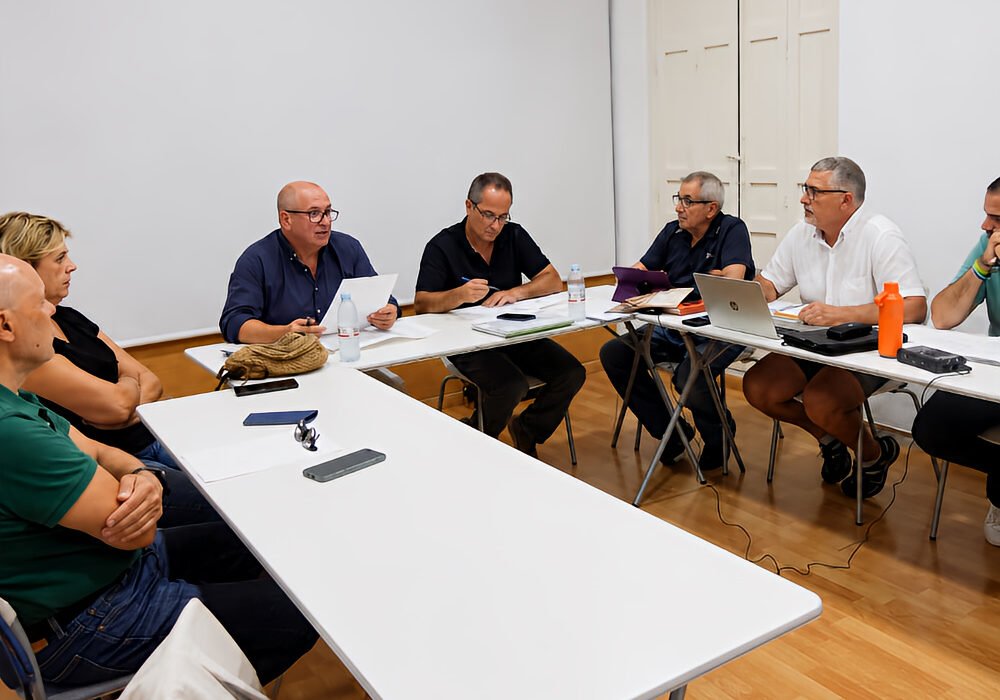 Pleno de la Junta Municipal de Beniaján celebrado en septiembre de 2026, con el alcalde pedáneo Francisco Nicolás.