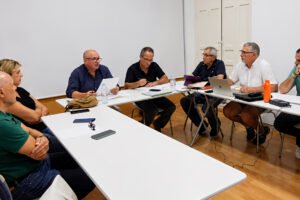 Pleno de la Junta Municipal de Beniaján celebrado en septiembre de 2026, con el alcalde pedáneo Francisco Nicolás.